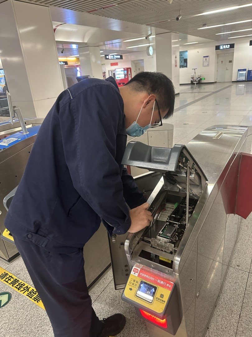 刘硕正在检修出站闸机回收模块.jpeg