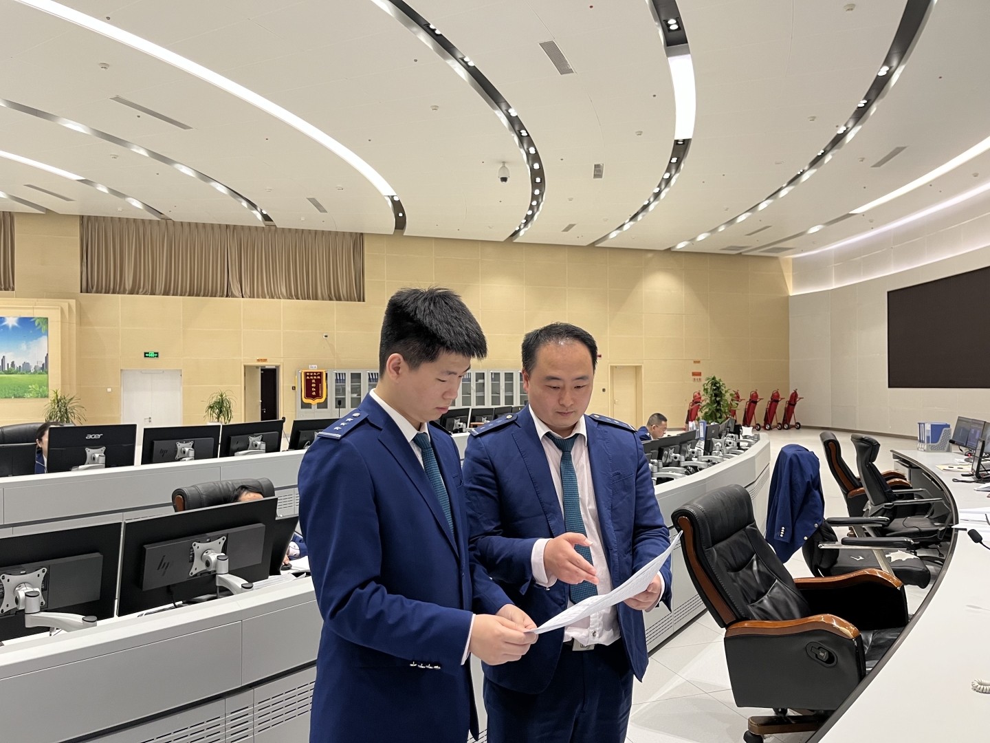1值班主任与其调度人员查看列车运行图.jpeg