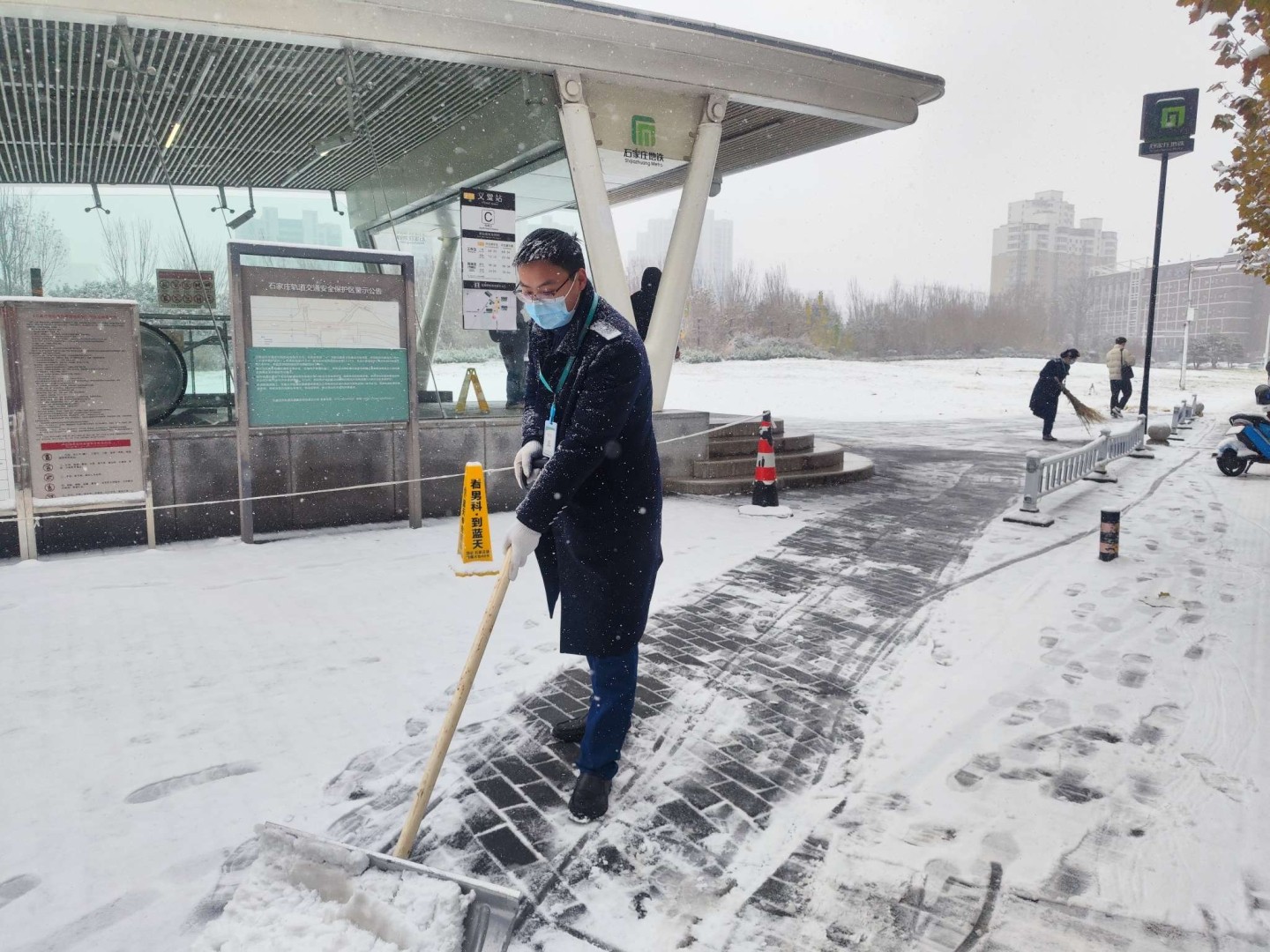 车站扫雪2.jpg